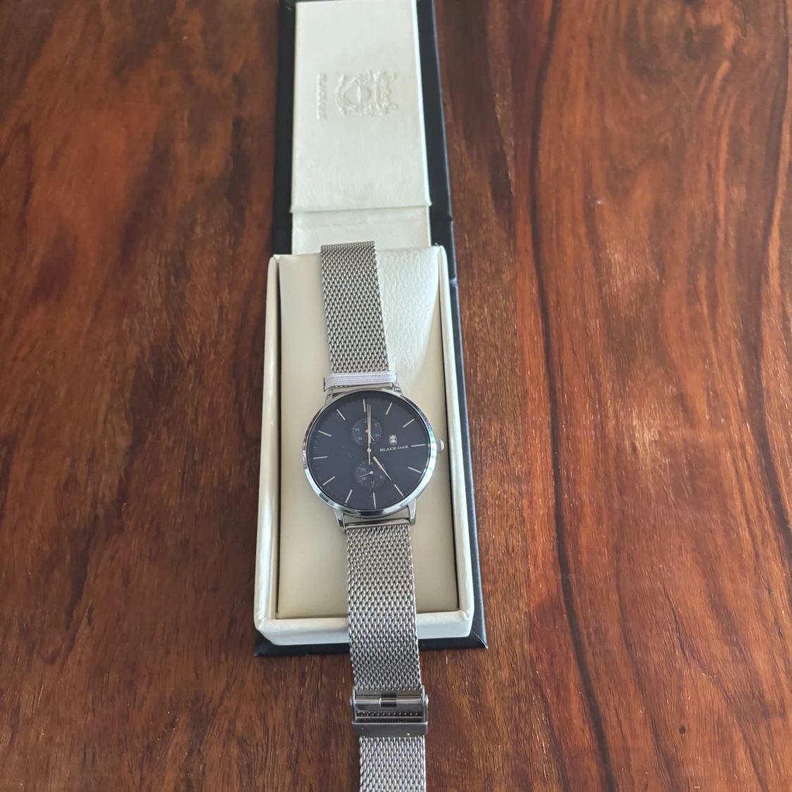 Silverfärgad klocka från Black Oak