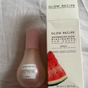 Glow Recipe Watermelon Glow Dew Drops - Glow Recipe Watermelon Glow Niacinamide Dew Drops är ett serum i en söt, pärlemorrosa flaska med pump. Innehåller niacinamid och hyaluronsyra för extra glow och återfuktning. Kommer i originalförpackning med vattenmelonmotiv. 40 ml. Innehåller inte parfym men luktar lite vattenmelon. Ger ett fint glow 