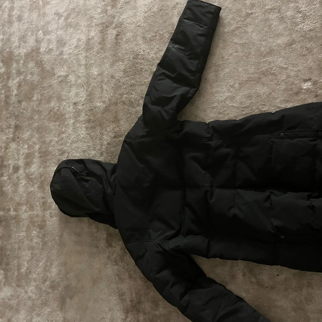 Svart lång dunjacka med huva - 1