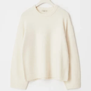 Vit stickad tröja  - Supermjuk och stilren vit stickad tröja med rund halsringning och ribbade muddar. Perfekt för lager-på-lager och enkel att matcha med allt. Långärmad och har en relaxed fit som ger en chill vibe.