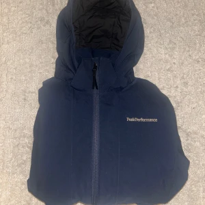Mörkblå Peak Performance jacka  - Säljer en mörkblå peak performance jacka just då för att storleken ej passade. Jackan är i väldigt fint skick och är då  som ny. Pris kan diskuteras ⬇️