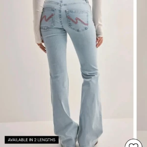 Nelly jeans  - Säljer de berömda Nelly jeansen med hål på knäna. Använda max 1 gång!!🤩