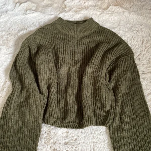 Olivgrön stickad tröja från hm - Xs. Tunnare stickad.