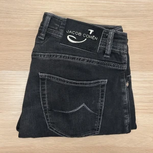 Jacob Cohën Jeans | W31 - Tvärfeta Jacob Cohën jeans i snygg tvätt😁| Modell: 688 C | W31 | Defekter: Nej | Midja: 82 cm | Innerben: 73,5 cm | Ytterben: 96,5 cm | Måttavvikelser +-1 cm | Modellen är 175 cm och väger 70 kg | Vänligen kontrollera mått innan köp🤗 | Tveka inte att kontakta mig vid övriga frågor😁!