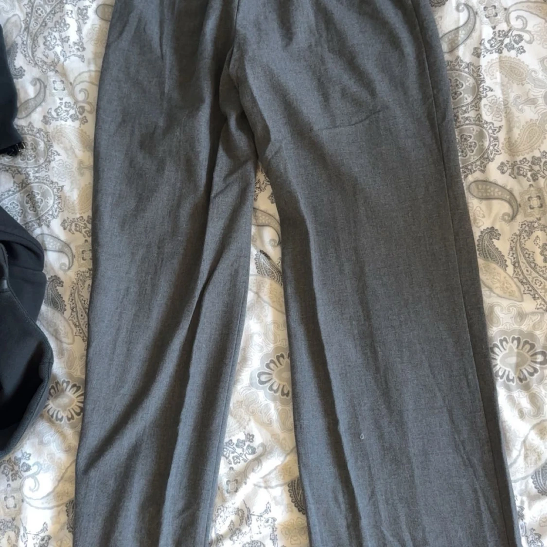 Grå kostymbyxor från Pull&Bear XS - 1
