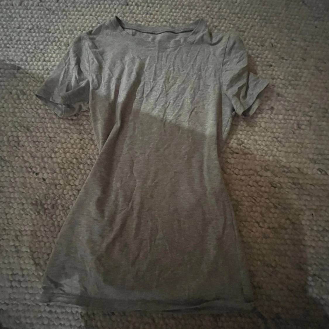 Grå basic t-shirt i bomull