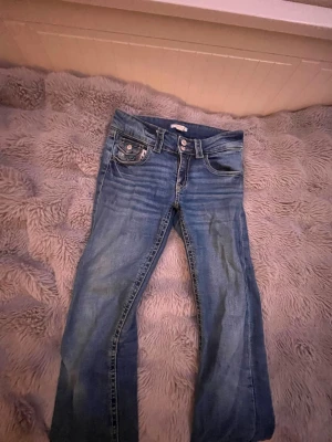 Blåa midwaist jeans från Gina young  - Fina midwaist bootcut jeans, i storlek 164 men passar även XS💞pris kan diskuteras!