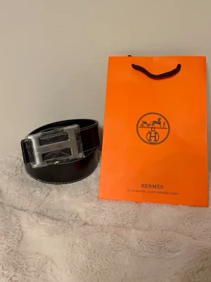 Svart bälte - Klassiskt svart bälte i hög kvalitet med en tidlös och elegant look. Lätt att matcha till alla outfits, både till vardag och mer uppklädda tillfällen. Ett säkert val som aldrig går ur stil.