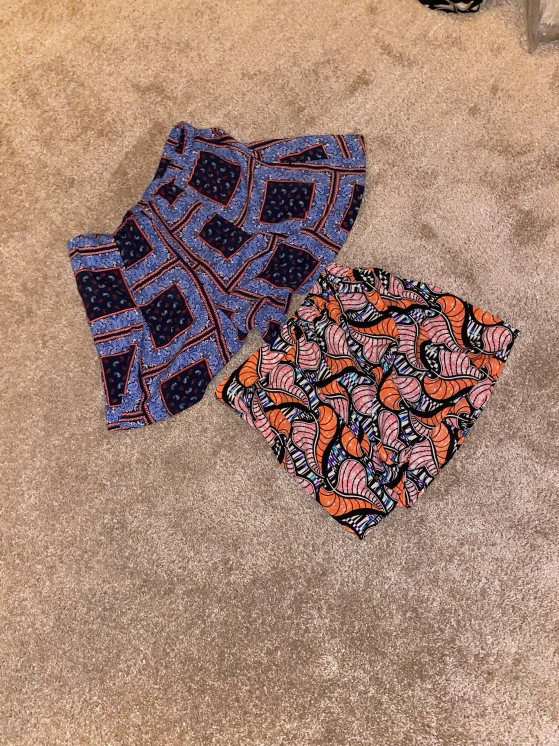 Två färgglada kortkjolar med mönster