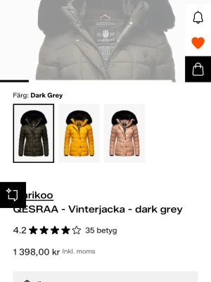 Mörkgrå pufferjacka från Marikoo - Säljer en mörkgrå pufferjacka från Marikoo med quiltad design och stor huva med mjuk fuskpäls. Jackan har dragkedja och knappar framtill, två fickor och snyggt mönstrat innerfoder. Perfekt för kalla vinterdagar och riktigt skön passform.