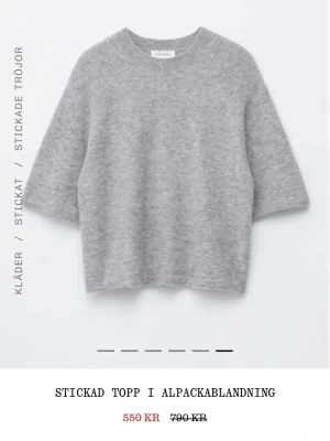 Grå stickad topp i alpackablandning - Supermjuk grå stickad topp från the other stories i alpackablandning. Modellen är boxig med rund hals och halvkort ärm, perfekt till jeans eller kjol. Enkel och stilren design som är lätt att matcha. Säljer då den inte kommer till användning.