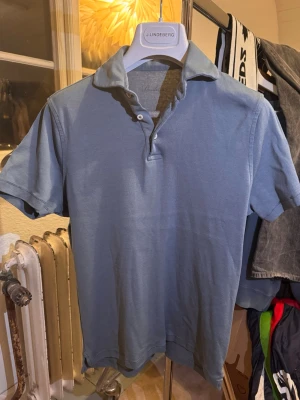  pikétröja från Stenströms - Säljer en stilren blå pikétröja från Stenströms i storlek S. Tröjan har klassisk krage, två knappar framtill och korta ärmar. Tillverkad i mjuk bomull som känns skön mot huden. Perfekt till jeans eller shorts för en clean look. Nyskick - Nypris 1099 Mitt pris 229kr