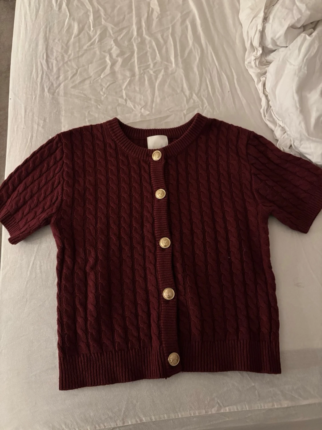 Vinröd kabelstickad kofta med kort ärm