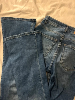 Blå high waist bootcut jeans från Gina Tricot - Säljer ett par klassiska blå bootcut jeans från Gina Tricot i modellen ”Perfect Jeans”. 