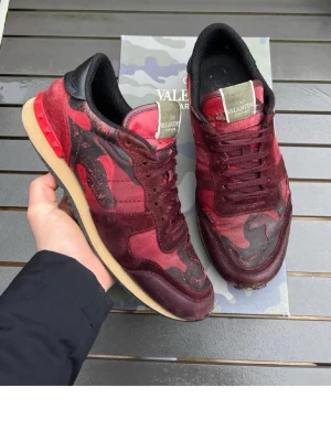 Valentino rockrunners (steal!) - Rear nu ut dessa rockrunners så först till kvarn! Tar ej emot bud! Size 42. Skick 6/10. Box ingår. 🤩