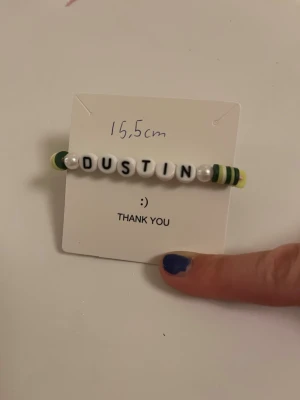 Stranger things armband, med Dustin som är en av huvudpersonerna  - Stranger things armband med motivet Dustin, dessa är från min egna lilla armbands verkstad, säljer dessa för 15kr st för att det är dyra pärlor och det tar tid