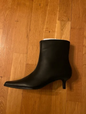 Svarta klackar - Nelly 38 - Säljer ett par svarta klackar ifrån Nelly i storlek 38. Klacken är 5,5 cm. Säljer då det är fel storlek för mig och är därmed helt oanvända.