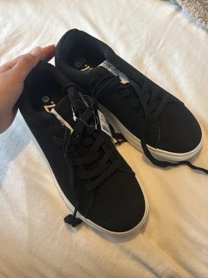 Svarta sneakers - Super fina sneakers som liknar ”Axel A*igato”! Skrona är aldrig använda och är i en storlek 37!🫶🏽🤎 Skorna komme en till användning och är helt oanvända och letar efter sitt nya hem!