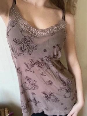 Mesh linne - Sött mesh linne med detalj vid kanten!