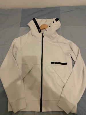 Sail Racing Zip Hooide - En hel vit Sail Racing hoodie med svart zip                   Storlek M för och tjej storlek L, helt oanvänd och väldigt bra kvalité och mycket bra och enkel passform