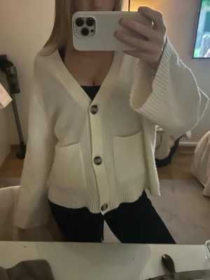 Stickad kofta - Så mysig stickad kofta från Gina Tricot. Bara använd två gånger !