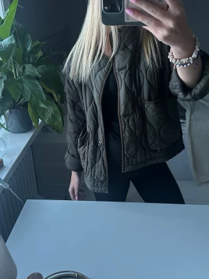 Quiltad jacka  - Quiltad jacka med bomber stil, slutsåld från Zara 