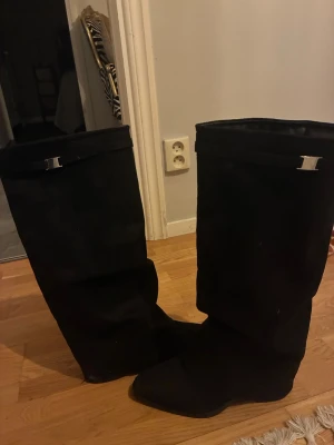 Foldover boots  - Säljer mina boots i storlek 40. De är använda en gång och är nu lite skitiga men städar dom innan jag skickar dom såklart. Inga defekter. Nypris 500