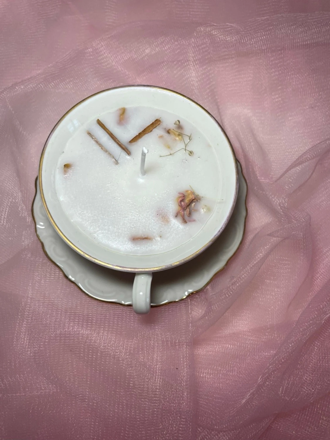 Doftljus i en tekopp i en vit färg med torkade blommor och kanel  - 4