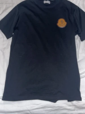 Moncler T shirt - Svart moncler t shirt med en stilig logo! Aldrig använd endast provad hemma. Jätte bra skick. Storlek S! Pris kan diskuteras!
