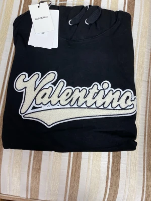 Svart tröja med luva  - Snygg svart tröja helt ny finns i olika storlekar 