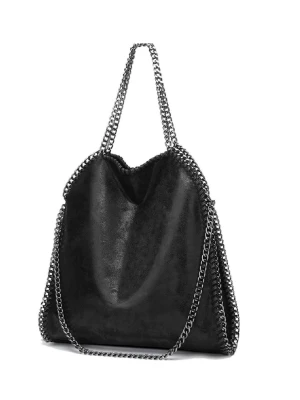 Svart axelväska med kedjedetaljer - Säljer en svart axelväska från Stella McCartney med ikoniska silverfärgade kedjor längs kanterna och som axelrem. Väskan har en mjuk, slouchy form och är tillverkad i syntetmaterial som liknar skinn. Perfekt för dig som vill ha en edgy och stilren look.😍😍😍😍😍