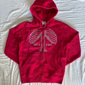Rhinestone hoodie - Hoodie från One of One som passar perfekt till hösten! Storlek S. Skick 7/10. 80% bomull och 20% polyester. Lite solblekt. Priset går att diskutera.