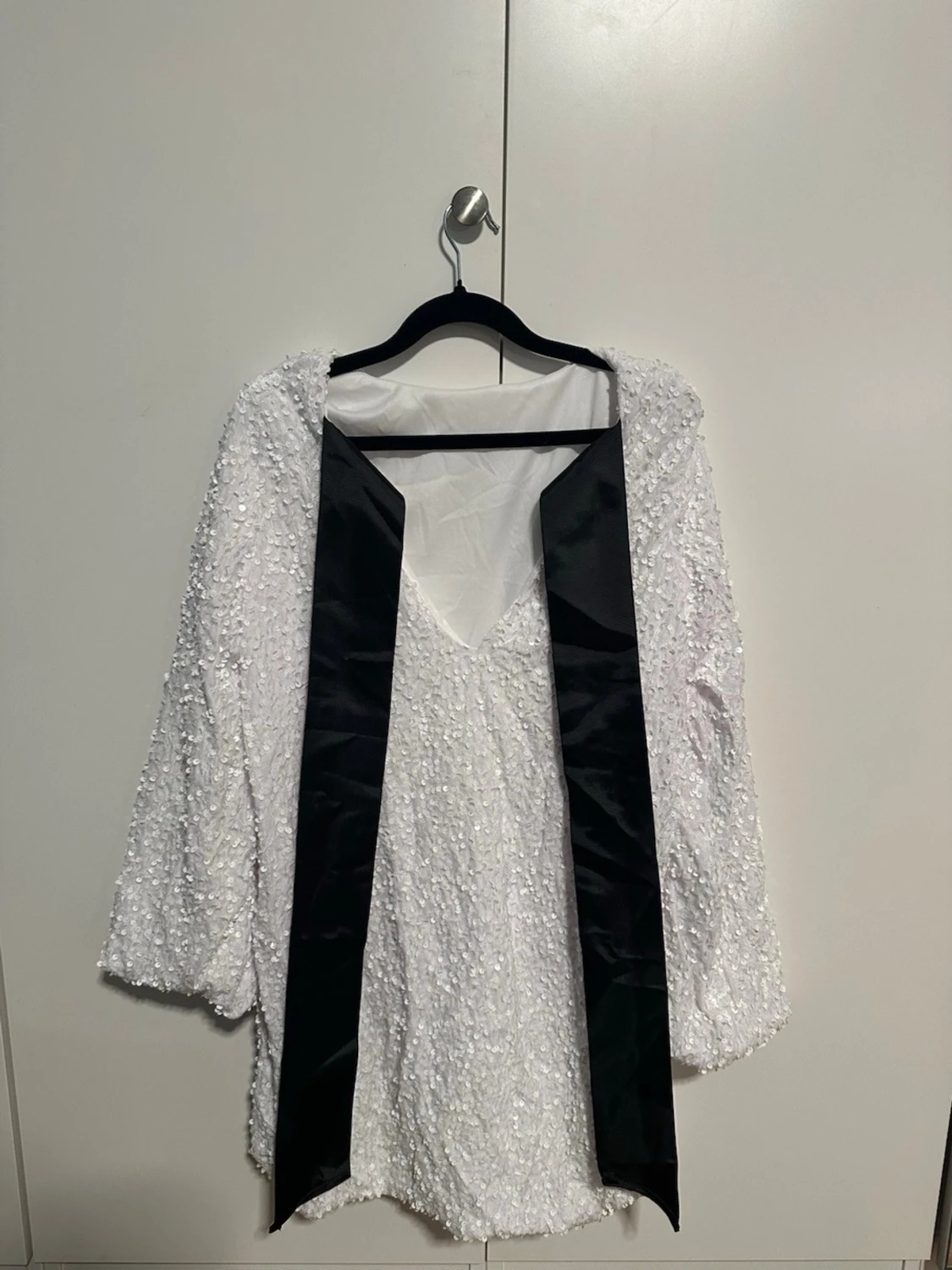 Vit paljettklänning med svart detalj - 1