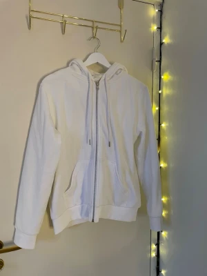 Vit hoodie med dragkedja  - En vit hoodie som aldrig har används, säljer då jag aldrig använder denna, pris går att diskutera!🥰