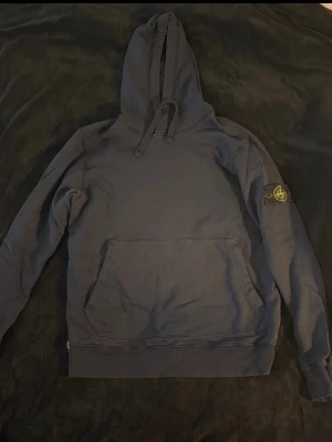 Stone Island hoodie - Blå Stone Island hoodie. Fungerar till det mesta. Säljer för att jag inte änvänder passform M/L.