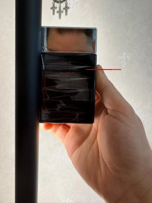 Armani Attitude EdT 50ml - Stilren och maskulin parfym från Giorgio Armani. Flaskan rymmer 50 ml och är en Eau de Toilette för honom. Perfekt för dig som vill sticka ut med en exklusiv touch.kvar i flaskan vid röda strecket runt 40ml