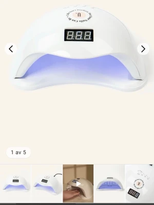 UV LED lampa för naglar - Snygg vit UV LED-lampa för att härda gel- och shellacknaglar. Lampan har digital display, flera timerinställningar och en bågformad design som gör det enkelt att placera handen. Perfekt för hemmamanikyr och salongskänsla. Säljer två för 599kr