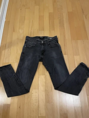 Replay jeans  - Svarta/grå replay jeans i modell anbass | Bra skick med tecken på användning | storlek w30 L32 | Duden på bilden är 180 | hör av er vid funderingar! 