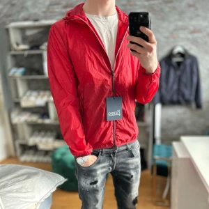 Ny Herno windbreaker  - Helt ny, inga tecken på användning! Storlek 50/M sitter som M  och passar dig som är mellan 178-185cm ungefär. Nypris ca 3000kr. Modellen är 185 cm, 75kg. Passar bra nu till våren! Skriv för mer information!🤝