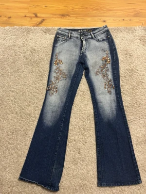 Coola jeans  - Köpta secondhand men använt 2 gånger. Passar mig som har M i storlek. Längd: 101cm, midja 35cm och innerbenslängd: ca 75cm. Knappen sitter lite löst och lite slitna där nere men syns inte på mig som är 165. Skriv om övriga frågor 💞