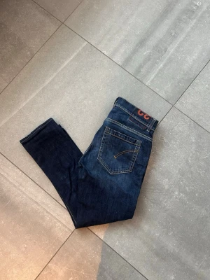 Dondup Jeans  - Snygga blå jeans från dondup i modellen George. Fin tvätt och inga tecken på slitage. 