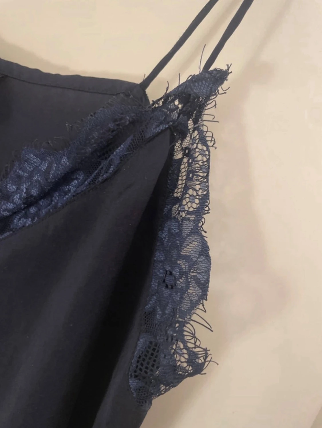 Mörkblå linnetopp med spets från Article E - 2