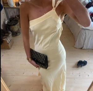 Ljusgul balklänning - Elegant långklänning i ljusgul satin med öppen rygg. Figurnära passform. Pertekt for speciella tillfällen .Jag är 176 cm läng och brukar ha xs/s. Den är köpt i en Boutique i Frankrike kan regleras i höft och misja mha banden i ryggen och passar därmed fler storlekar. Skriv till mig innan köp då jag inte är hemma nu. Klänningen kan reserveras och skickas så snabbt jag är hemma🩷 begränsat antal först till kvarn! Helt ny, inga defekter💗