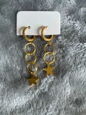 Guldiga örhängen  - Guldiga örhängen 