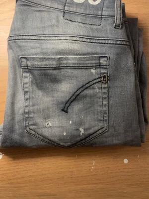 Dondup George jeans. - Säljer ett par extremt snygga dondup jeans i modellen George Skinny. Vilka slitningar och färgstänk gör dom speciella och sällsynyta. Storlek 32. Han på bilden är 186 och väger 72. Nypris 6000