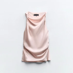 Ljusrosa ärmlös topp från Zara🥰 - Säljer den här Såå najs toppen från Zara som jag aldrig aldrig använt så den är helt i nyskick❤️❤️🥰