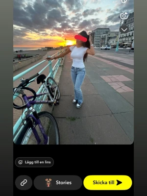 Ljusblå raka jeans - Säljer ett par ljusblå jeans med rak passform och klassisk femficksdesign. Jeansen har normal midja och är tillverkade i denim, vilket ger en avslappnad och tidlös look. Perfekta att styla med sneakers eller boots.