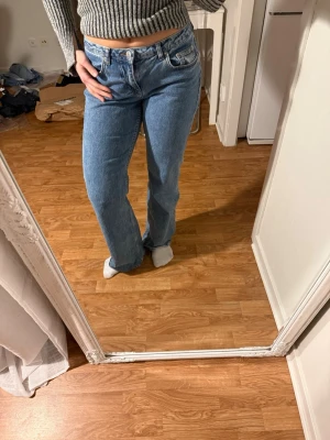 Lågmidjade jeans NAKD - Blå lågmidjade jeans från NAKD i bra skick, det enda är att de har blivit slitna nedtill (se bilder), strl 34 och jag är 160cm!