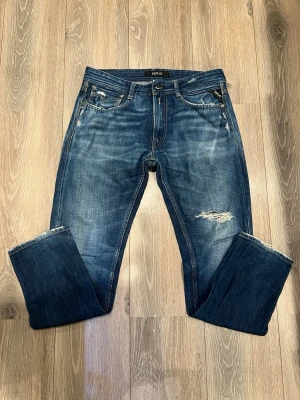 Replay jeans - Tjena, säljer dessa snygga Replay jeans i storleken W31 L30! Riktigt snygga men stilrena slitningar. Passar perfekt för snygga outfits och sitter skönt om benen! Vid funderingar och frågor är det bara att höra av sig!