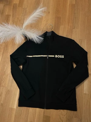 Boss zip tröja  - Säljer en snygg boss tröja ifrån zalando. Köpt för 1299kr. Pris går att diskutera!🙌